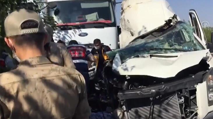   Elazığ'da düğün minibüsü park halindeki kamyona çarptı! 3 ölü, 12 yaralı