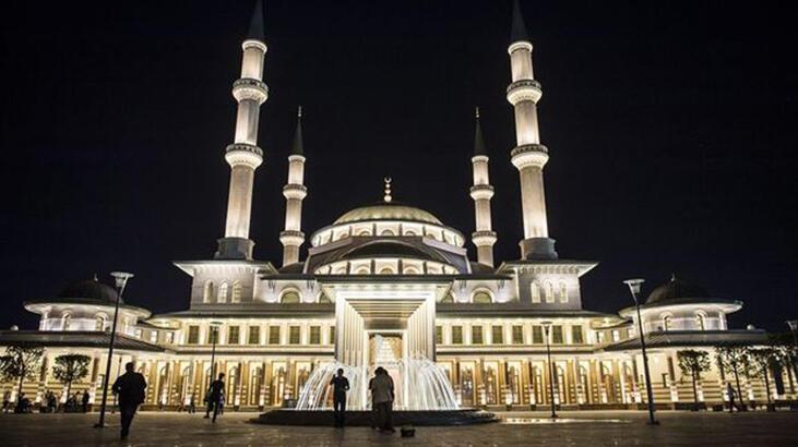 15 Temmuz şehitlerini Türkiye'de dualarla andı