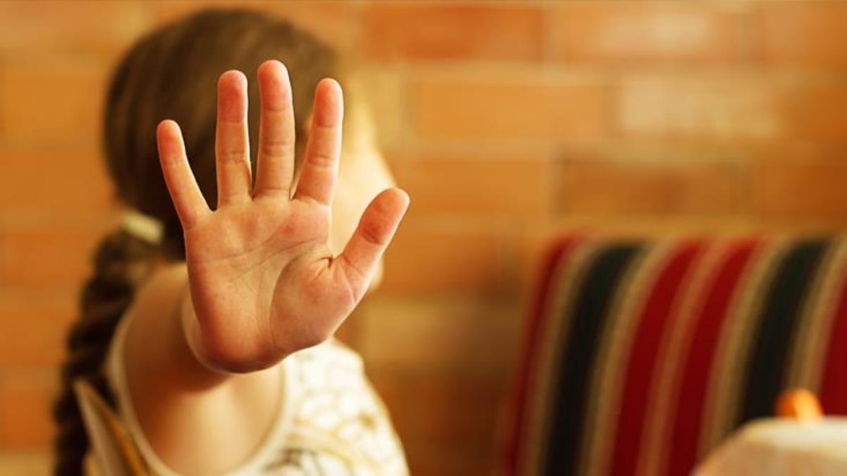 5 yaşındaki kız çocuğunu kucağına alıp boyundan öpen bina görevlisi, cinsel istismardan değil sarkıntılıktan ceza yedi