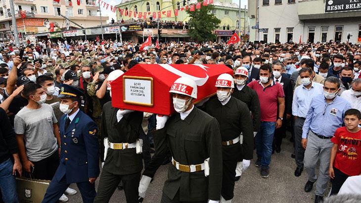 Acı veda! Ablası üniforması, nişanlısı beresiyle son yolculuğuna uğurladı