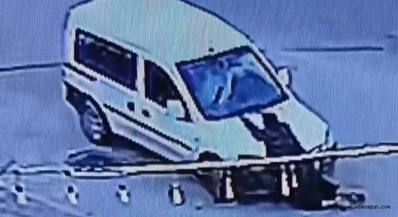 Adana’da trafikte akılalmaz olay! Önünü kestiği aracı çaldı