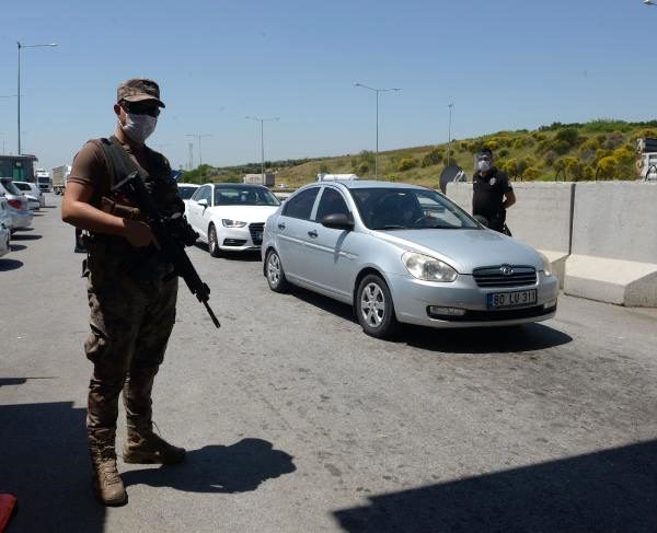 Adana'da polis, kente girişte denetimlerini sürdürdü