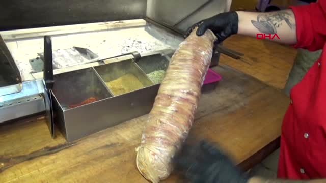 ADANALI, KOKOREÇTEN DE KIYMA KEBAP YAPTI