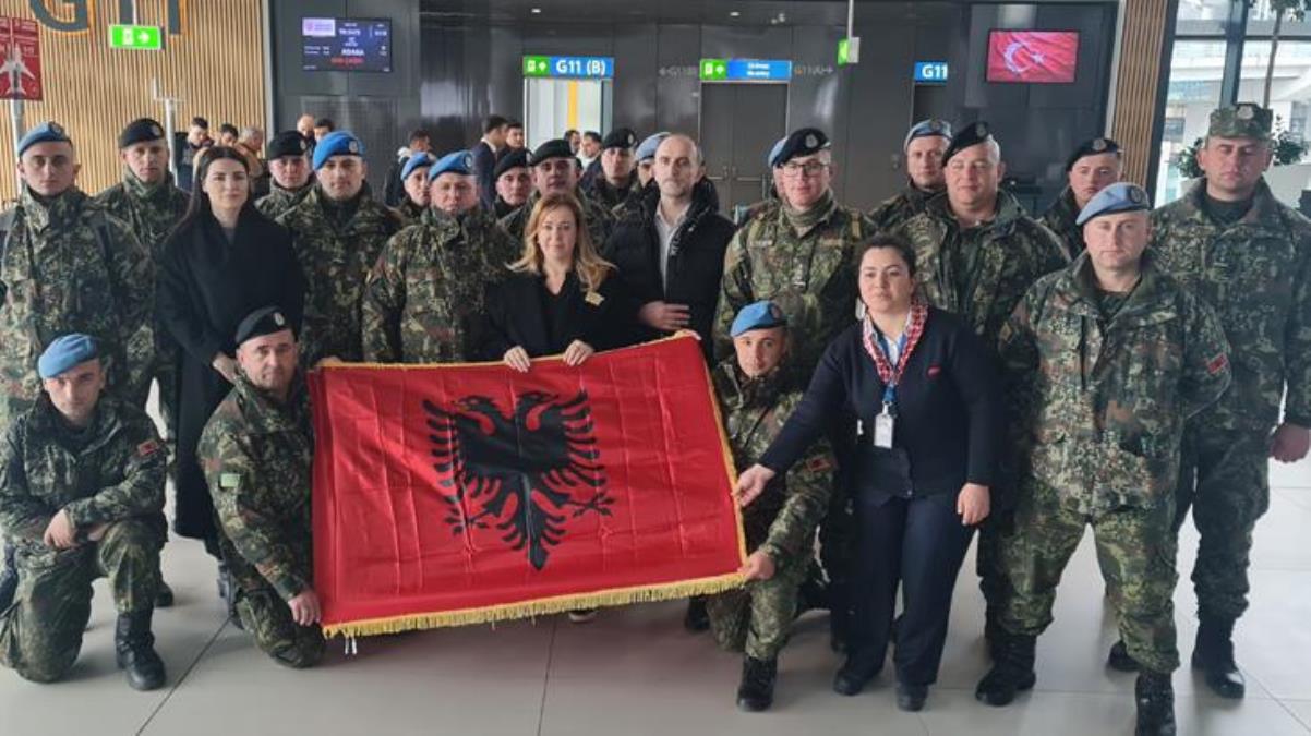 Arnavutluk Türkiye'ye depremde destek olması için 73 yüksek eğitimli personelden oluşan iki ekip gönderdi