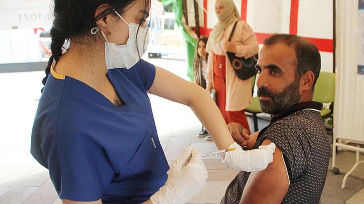 Aşılama oranında yüzde 70'i yakalamak için meydana çadır kurdular