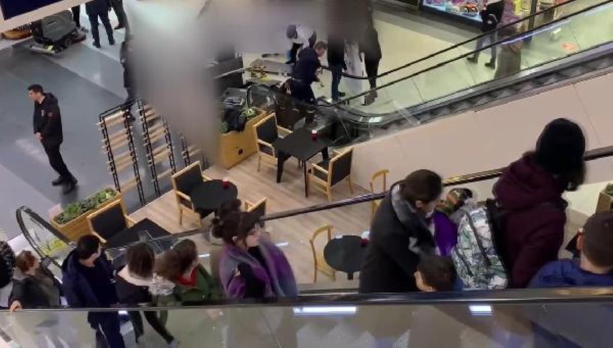 AVM'DE AYAĞI YÜRÜYEN MERDİVENE SIKIŞAN FİLİPİNLİ ÇOCUĞUN 3 PARMAĞI KOPTU
