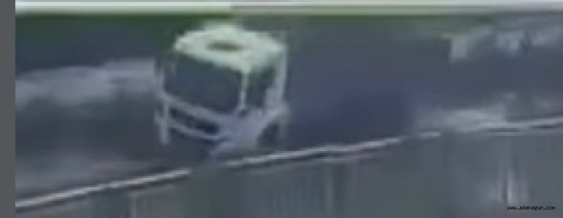 Belediyeye ait kamyon sulama kanalına düştü