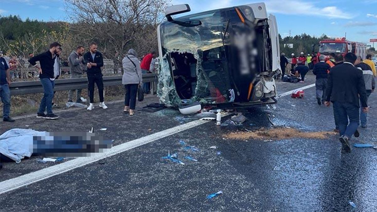 Bolu'da şehirlerarası yolcu otobüsü devrildi: 3 ölü, 32 yaralı