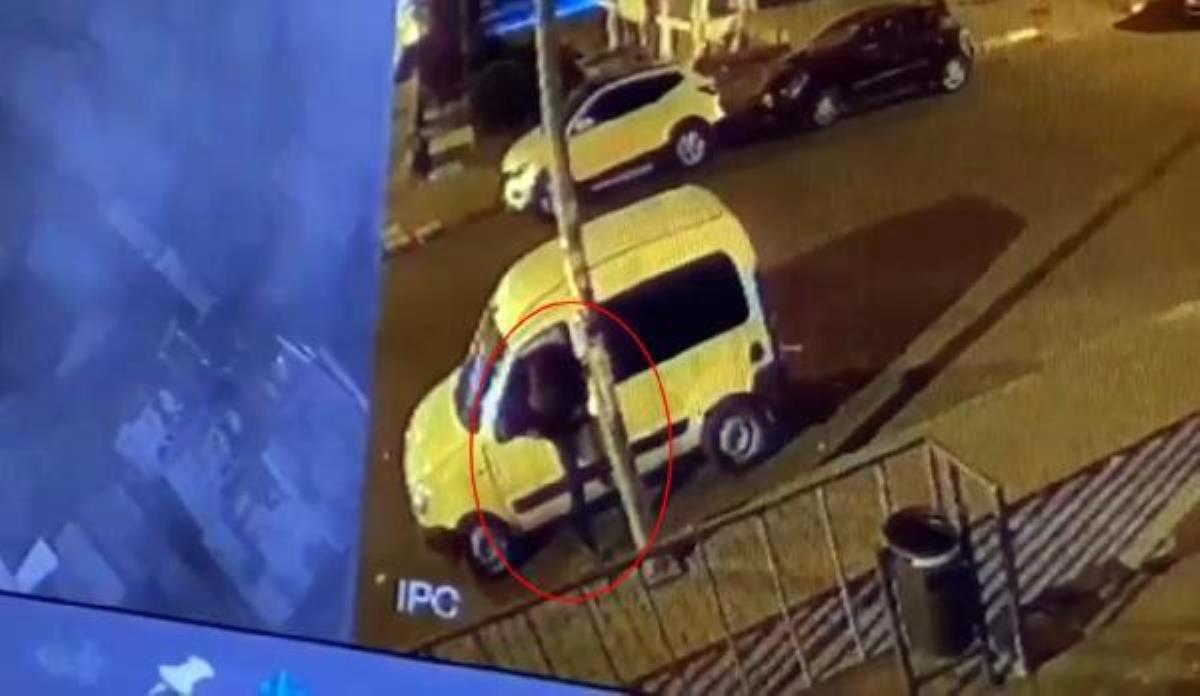 Camı açık unutulan hafif ticari araçtan hırsızlık kamerada