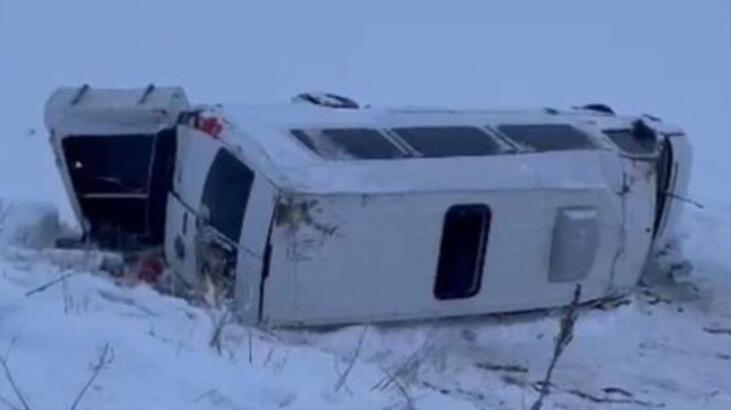 Cenazeden dönenleri taşıyan minibüs şarampole yuvarlandı