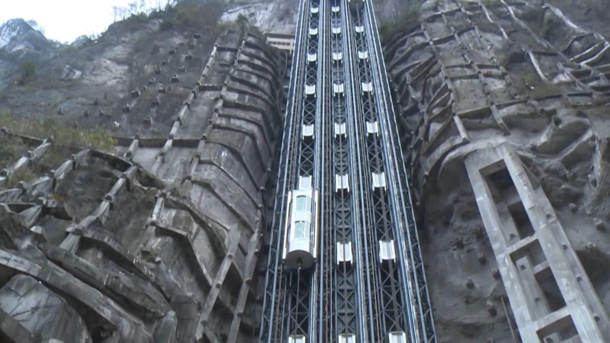 Çin'in Güneybatısında Uçuruma Kurulan Asansörler Turistlere Fütürist Bir Deneyim Sunuyor