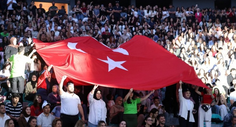 Çukurova Üniversiteli Gençler Türk Bayrağını El Üstünde Taşıdı