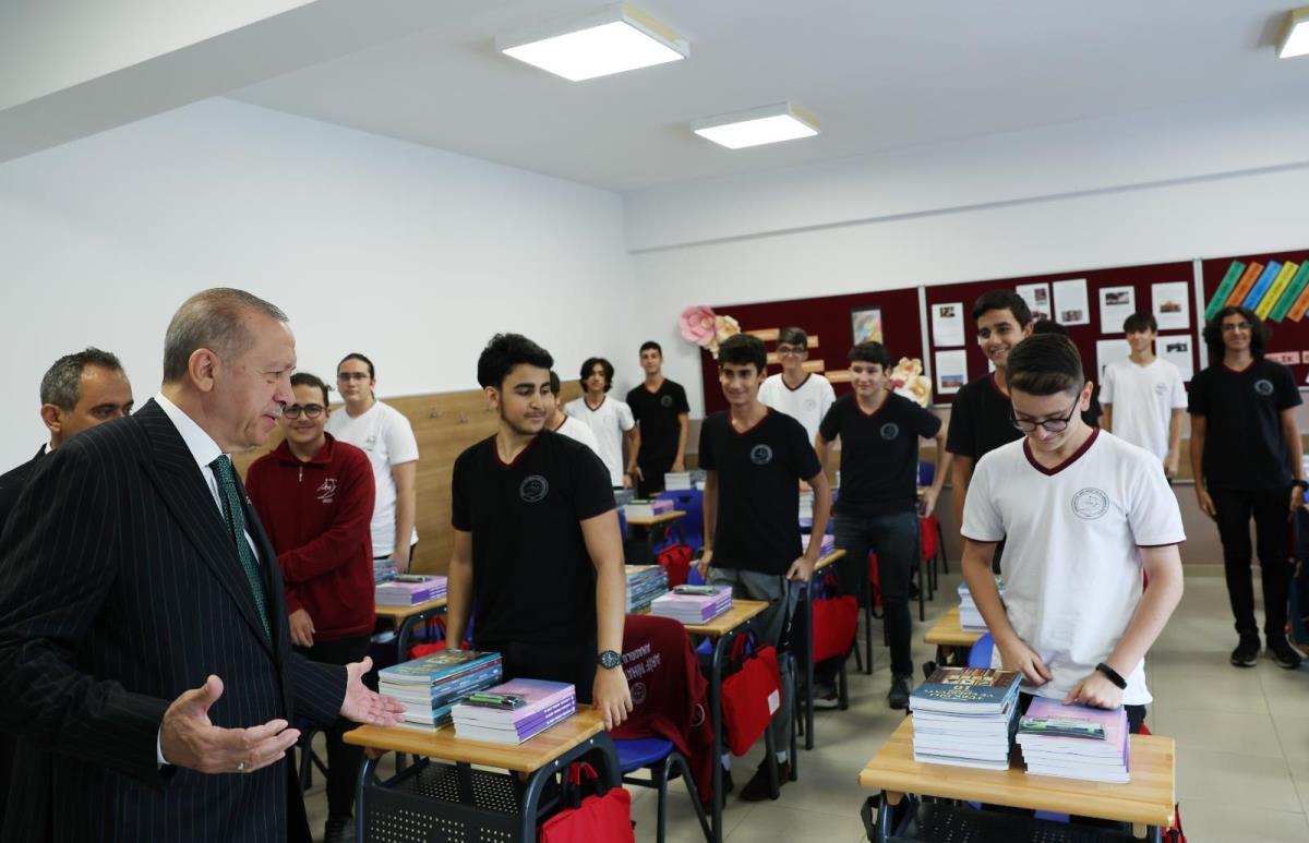 Cumhurbaşkanı Erdoğan, sınıfta kaç öğrenci olduğunu sordu; 25 cevabını alınca kendi dönemini hatırlattı