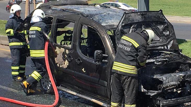 Diyarbakır'da hafif ticari araç, seyir halindeyken yandı