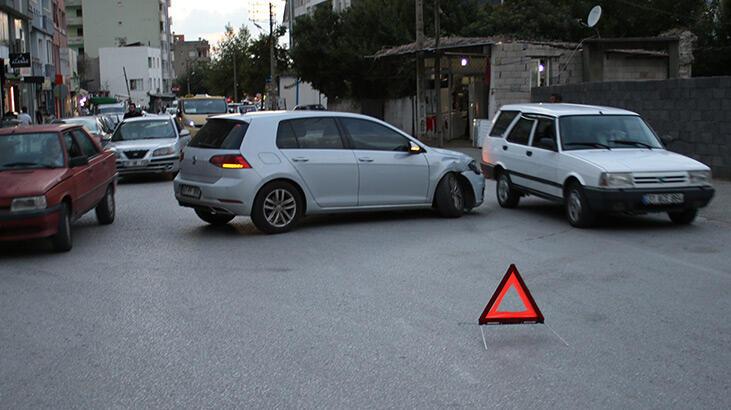 Hatay'da minibüsle otomobil çarpıştı: 1 yaralı
