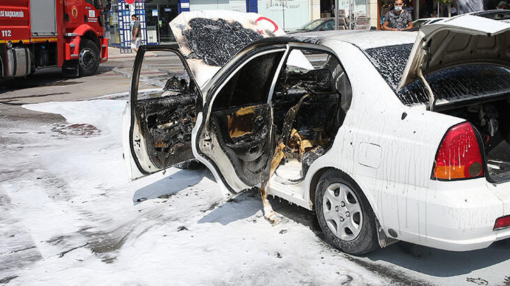 Hatay'da seyir halindeyken bir araç alev alev yandı