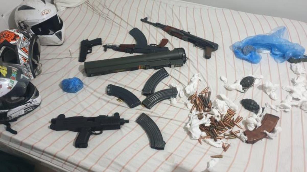 İhbarı değerlendiren polisin baskın yaptığı evden cephanelik çıktı! Aralarında atışa hazır lav silahı bile var