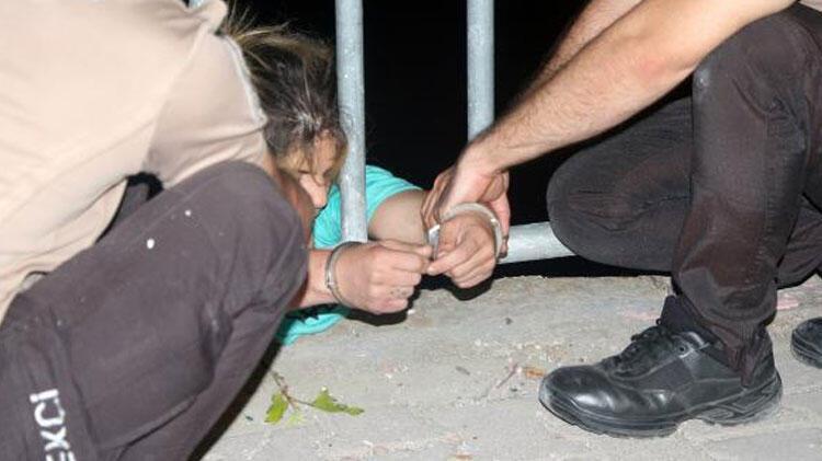 Kelepçeli önlem! Bekçiler kadını havada yakaladı