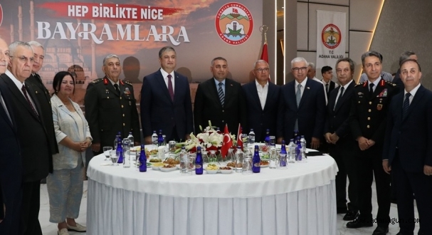 Kent protokolü vatandaşlarla bayramlaştı