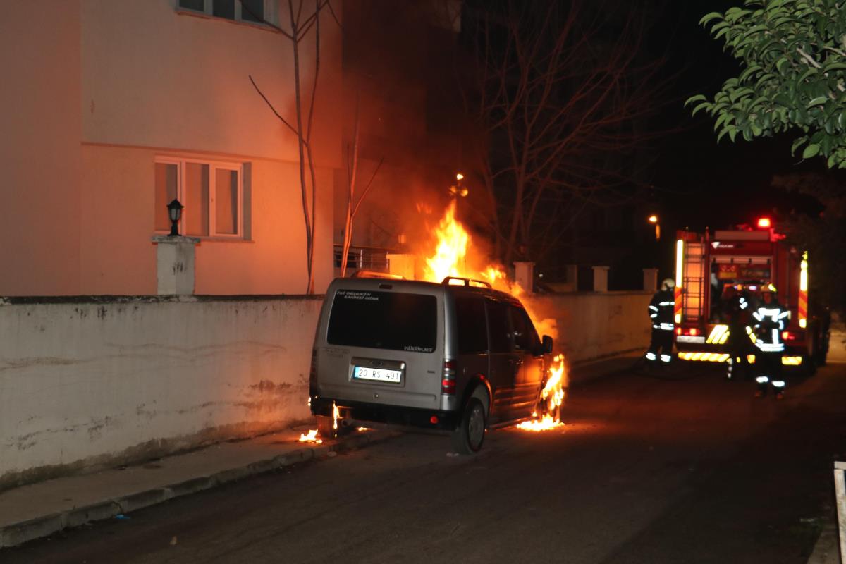 Kundaklanan otomobil kullanılamaz hale geldi