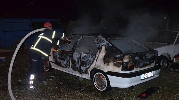 Manisa'da iki otomobil alev alev yandı!