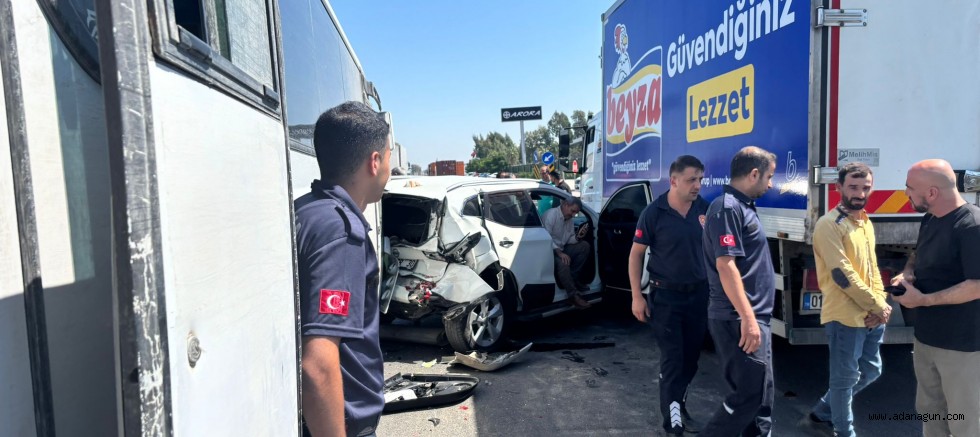 Otobüsün çarptığı otomobil kamyonun altına girdi: 2 yaralı