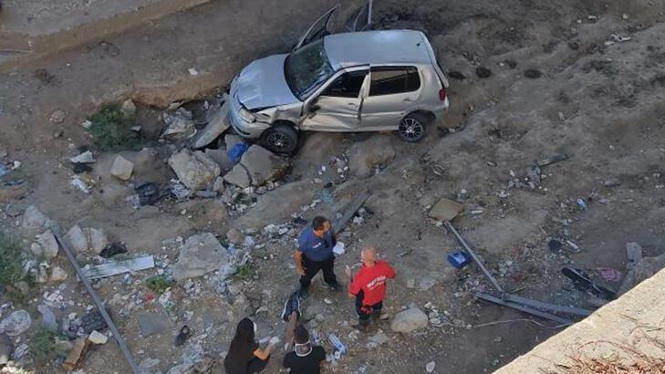 Otomobil köprüden uçtu! 2 kişi yaralandı