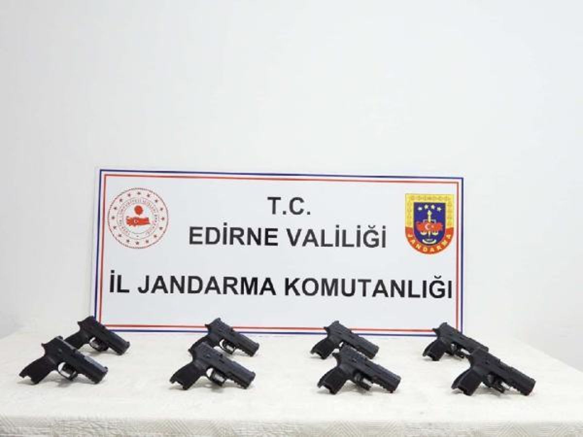 Otomobilde ruhsatsız 8 tabanca ele geçirildi