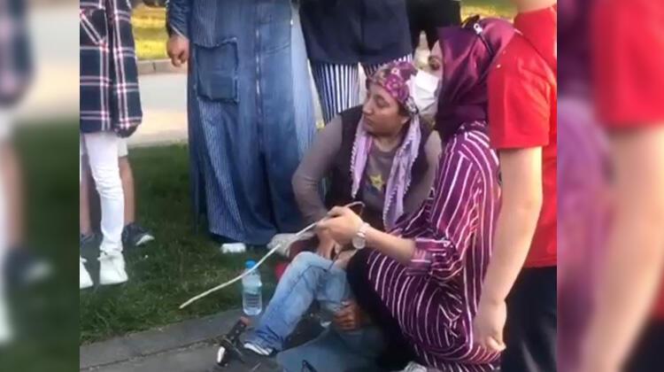 Parkta bisiklet sürerken düşen çocuğun bacağına demir saplandı