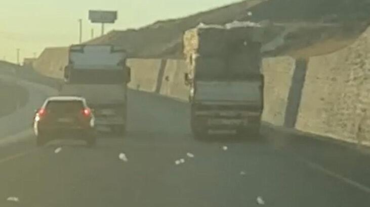 Plastik şişeler kamyonetten düştü, sürücü yola devam etti