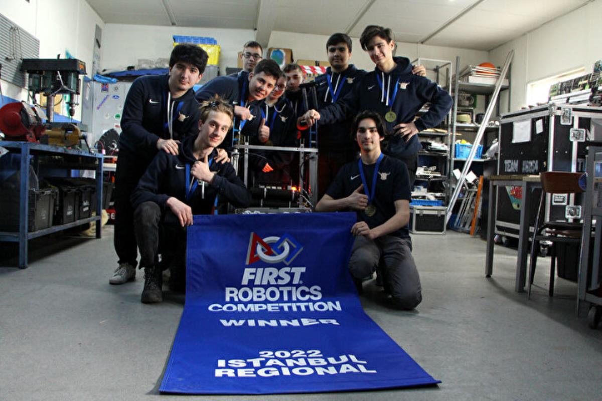 Robot yarışmasında Türkiye'yi dünyada temsil etmeye hak kazandılar ama şampiyonaya gidemiyorlar