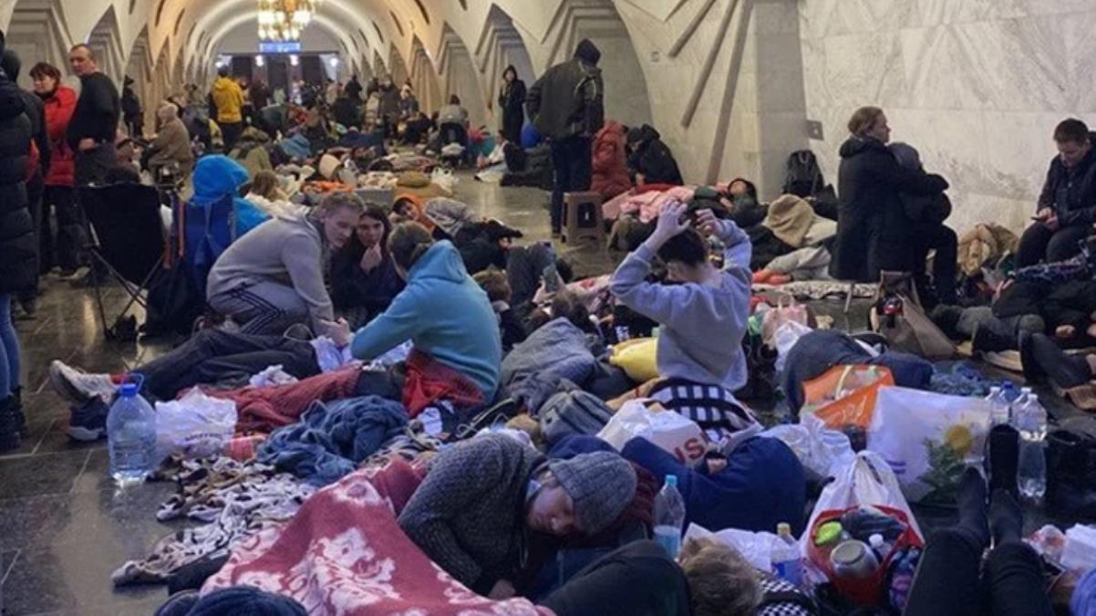 Rus saldırılarından korkan Ukraynalılar geceyi metro istasyonlarında geçirdi