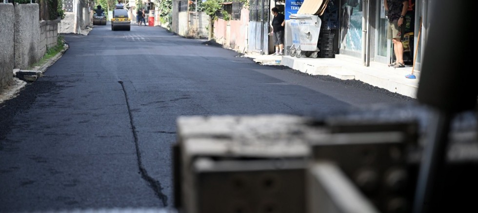 SEYHAN’DA ASFALT MESAİSİ HIZ KESMİYOR