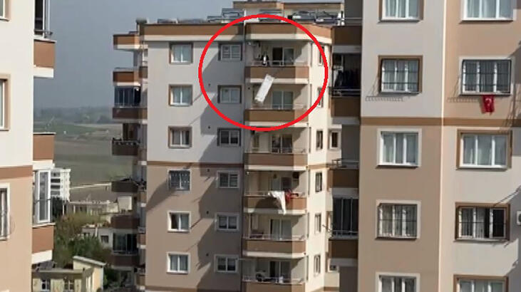 Sinir krizi geçirdi, eline geçeni balkondan attı