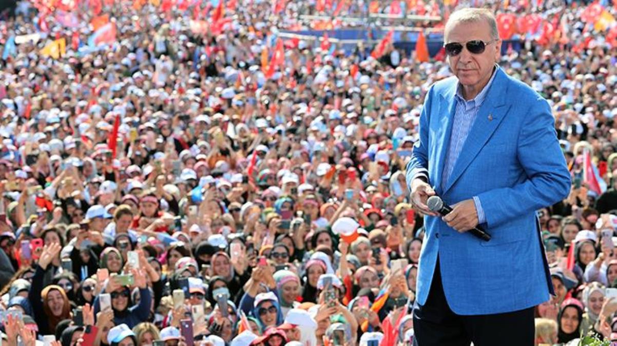 Son Dakika: Büyük İstanbul Mitingi'nde temmuzu işaret etti! Erdoğan'dan emekli, memur ve asgari ücret zammıyla ilgili heyecanlandıran sözler