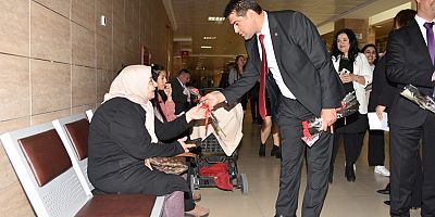 Adana Barosundan Adliyede Kadınlara “8 Mart” Karanfili