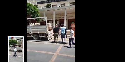 Adana Büyükşehir Belediyesi başkanlık katının hacz edilen eşyaları kamyonlara yüklendi