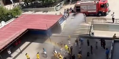 Adana’da itfaiye, sıcaktan bunalan öğrencileri suladı 