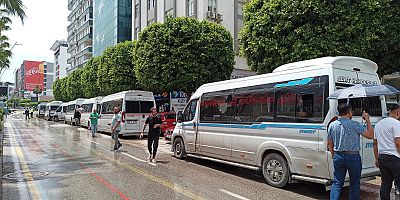 Adana'da İtimat ve Cemalpaşa  dolmuşları Adana Büyükşehir Belediyesi önünde kontak kapattı