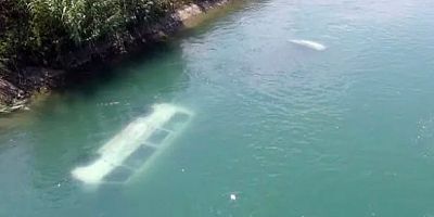 Adana'da kaza yapan iki araç, sulama kanalına düştü