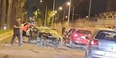 Adana'da, kontrolden çıkan otomobil refüjdeki ağaca çarptı: 2 ölü, 3 yaralı