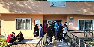 Adana’da Sağlık Ocağı Tepkisi: Vatandaşlar Kapıda Bekletildiklerini İddia Etti
