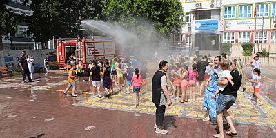 Adana'da sıcakta karne alan öğrencileri itfaiye serinletti