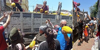 Adana'da kamyonlarla kavun ve karpuzlar ücretsiz dağıtıldı