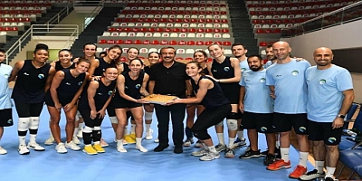 Adana haberi | Çukurova Belediye Başkanı Soner Çetin Çukurova Belediyesi Ads Kadın Voleybol Takımının Antrenmanını İzledi