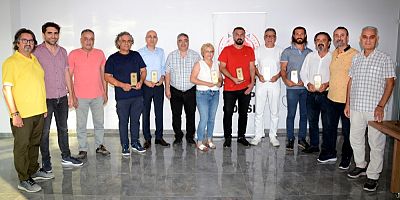 Adana Tabip Odası Yeni Yönetimi Eski Yönetime Plaket Verdi