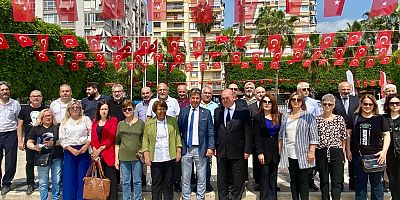 ÇGC ve TSYD Üyeleri, Atatürk Anıtı’na çelenk koyup, saygı duruşunda bulundu