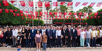CHP Adana'da Zafer Bayramı nedeniyle Çelenk koyma töreni düzenledi
