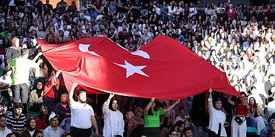 Çukurova Üniversiteli Gençler Türk Bayrağını El Üstünde Taşıdı