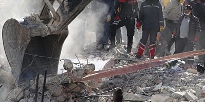 Depremde yıkılan binadaki daireleri bakın nasıl satmışlar